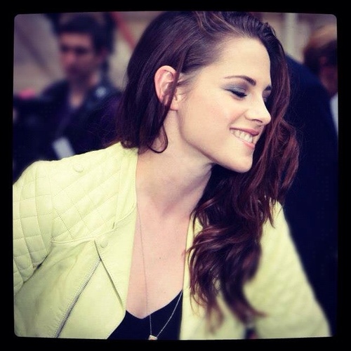 Im that girl Bella in the Twilight movies.. Remember me now? |RP 18+| Rob's knucklehead
