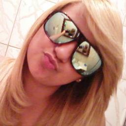 Sou chata, estressada, ignorante, ciumenta e impaciente. Pareço ser “a grossa” mas no fundo, lá no fundo eu sou sensível. o resto vc descobre ;D