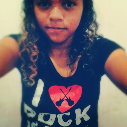 Sou brasileira, ludovicense, faço teatro ,estudo, tenho 17 anos e namoro.