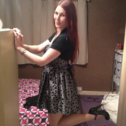 krystadavies's profile picture. mum to arianna rona, soon to be wife of darren, lazy friend and all around window licker