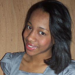 15 Aninhos,Ousada,Mimada,Irritante,Chata,Feia.
Ella que Sonha em Realizar Todos os seus sonhos e Que ama Ouvir 
Musica Alta.