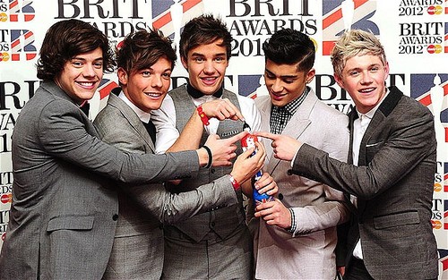 i'm loyal, funny, and always happy,hope i meet 1D someday follow me :)