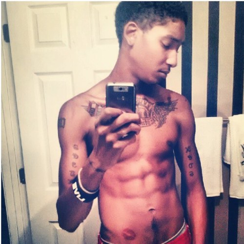 i be Coooooliin.....i aint got swagg,, #IamTHAT #Itz2easy. Yeea,, I RAP #BetterThanYoAzz #RealRAPshit Fuxz wit the YOUNGIN!!!!!