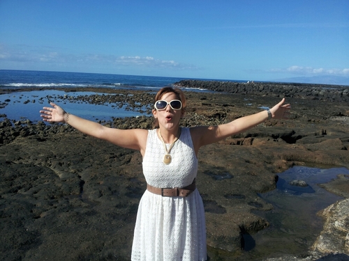 Sociable, extrovertida, divertida. Amiga de amigas/os. Adoro a mi novio y a nuestra perra. Currante como la que más, mi cv lo demuestra ;)