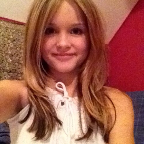 Hej! Jag är en glad tjej på 11 år som gillar magdans,hundar, min familj, julen, sushi och one direction!!!!!