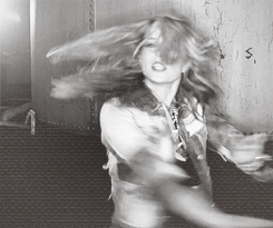 Eu ía fazer uma  bio, mas a Bridgit me chamou para assistir um filme! Te amo @bridgitmendler!