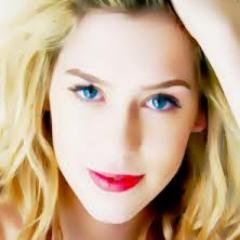Vooc é linda como uma floor , Doce como um chocolate , Meiga como manteiga e Te amoo como o amoor Bjuuus Sophia !!!!