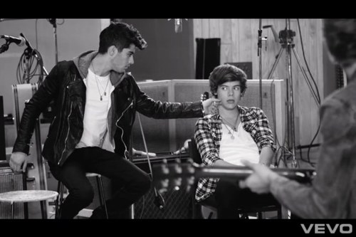 Basically i am a SUPER MASSIVE #directioner #tvdfamily-#delena #Lermaniac. Follow me if you like what i like! Love #District3 @District3music