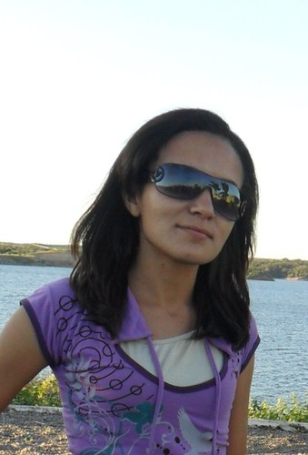 Sou alegre, gosto de novidades e de pessoas sinceras. Em primeiro lugar Deus, segundo minha família e amigos.