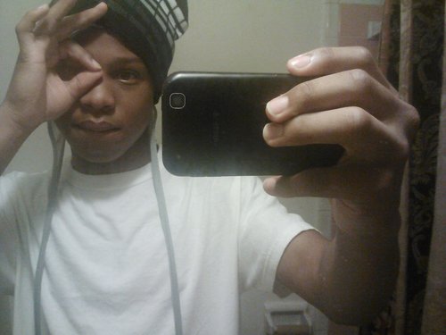 im juz a niggah tryna get noticed in dha rap buzness.....so check me out nd uuhhhhh follow me