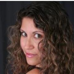 Ela tem Um nariz levantado Os olhos verdinhos Bastante puxados Cabelo castanho E uma pinta Do lado.Sou Pedagoga,estudante de psicologia,adoro dançar e filmes.