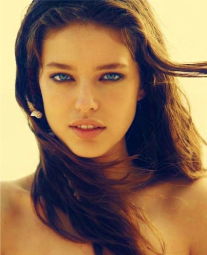 I'm the daughter of Aphrodite, and Tristan McLean. I'm also the counselor of the Aphrodite Cabin. |Rp Account.|