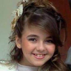 eu sou um fã de klara castanho ..!  uma menina totalmente Linda, e cativante com o seu sorriso,amo o seu sorriso bonito eu sou totalmente fanática siga-me!