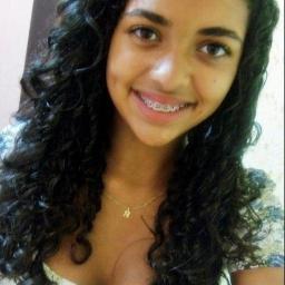 Tímida, alegre, feliz,evangelica, danço, pulo, canto(nochuveiro) AMO os animais. Fale comigo antes de tirar qualquer conclusão MINHA ;) bom essa sou eu .