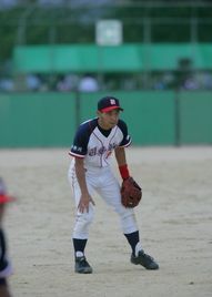 壮年を前に始めたソフトボール（美しくが丘ビック所属）にはまったおじさんもついに実年。全国大会に３回出場して 日体協の指導員を取得。家族の夢を叶えた娘は東京の高校を卒業後、滋賀で1部リーグの選手。