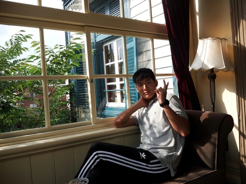 I'm a university student, my major is internetional relation, I usually enjoy play the tennis and badminton. I would like to learn english