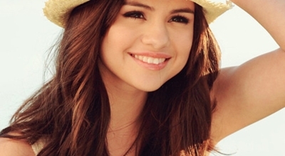 Hey guys. Selena here. I'm an angel. Like literally. Cos I love you like a love song . #TEFamily