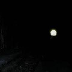 frasetwiter's profile picture. Al final del túnel siempre hay una salida, solo hay que seguir hacia delante.