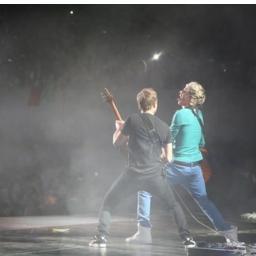im Niall, im in one direction. i sing and play an instrument with 6 strings on it !
~twin