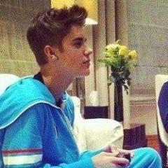 Ser BELIEBER\BOY é muito mais que ser fã. A distância atrapalha, mas ao mesmo tempo ela só quer uma prova de até aonde você vai pelo amor. Bem vindos! ♥