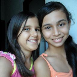 somos melhores amigas nosso sonho é ser cantoras ..