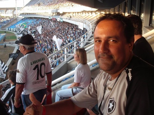 Casado, botafoguense, professor de matemática.
Tenho uma filha linda e tenho Deus como meu único Salvador.