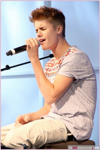 @justinbieber changed my life I love him with all my heart there is nothing I wouldn't do for my family I love you all