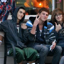 18, chillen with my bro's is my shit, playing soccer is my hobby and family is my thing till death.. fun and easy to get along with hmu if ya wanna party