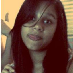 Faço caretas, falo mt , rio à toa , sou esquisita , sou irritante , sou exagerada , sou idiota mais sou feliz . Sou assim e não mudaria por nada ;*