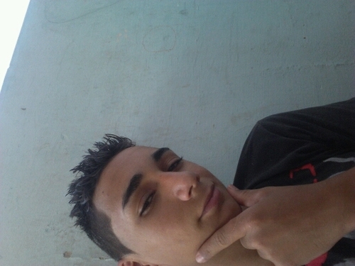 um garoto sofrendo muito. com. a fases de sua vida com seu estilo de vida e. com a garota ke acha ke esta amando mais ela nwca da um sinal possitivo