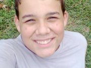 Meu espote favorito é vôlei;
meu estilo de musica preferido é sertanejo;
toco flauta;
gosto de mais de mexer na net.
Essa pessoa sou eu