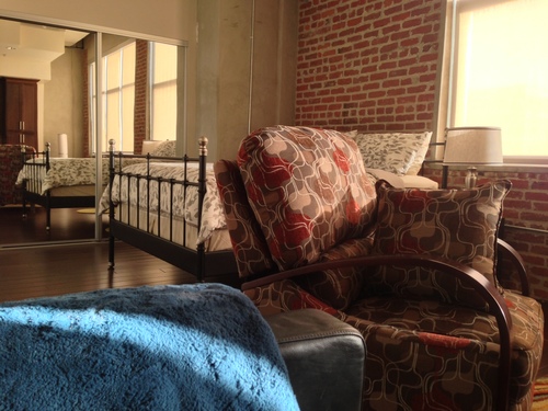 Airbnb SuperHost! 800+ SOLID 5 STAR ratings and reviews from past guests visiting from all over the world here in Downtown Los Angeles.