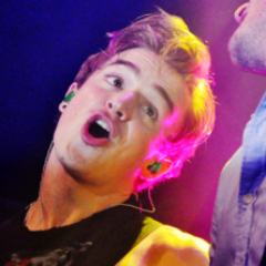 #directioner e não chego a ser uma #galaxydefender mas eu amo mcfly *-* //22 April 2012