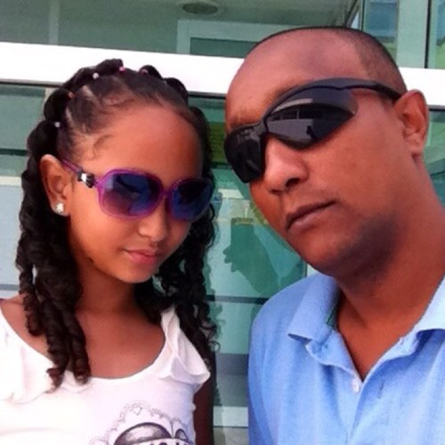 Casado com a claudia a 10 anos tenho uma filha maravilhosa e tenho minha familia sempre em primeiro lugar