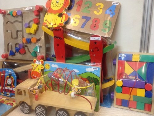 Berbagai macam mainan kayu edukasi untuk anak usia 1-5 tahun ada di sini :))