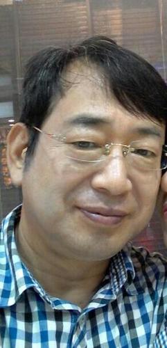 평범한 남자 사랑을 할 줄 알며 누구와도 대화와 소통을 즐깁니다.대학에서 강의 지조. 정직과 예의를 섬김.너무 강직하여 손해볼 행동 한다.민간조사관,탐정으로서 부정부패 조사를 주 업으로 한다.