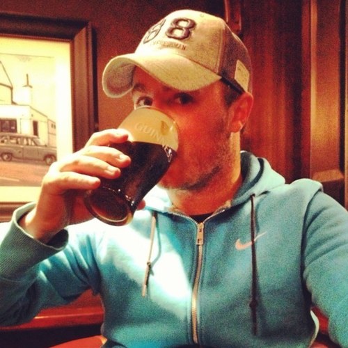 live in ireland! die hard Man U fan and play a bit of golf on d side!!
