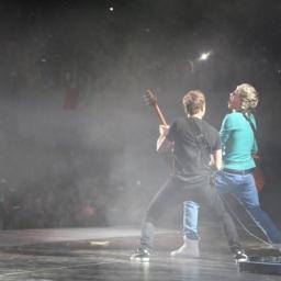 im Niall, im in one direction. i sing and play an instrument with 6 strings on it !
(not real Niall)