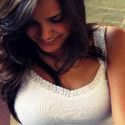 Brasileira. Mineira. Caminheira de Emaús. Estudante de Arquitetura e Urbanismo.