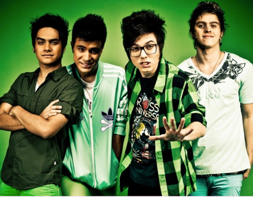 FC Organizado, com intenção de ajudar os meninos, a perceberem que o lugar deles é no PALCO e não na TV!
Follow-me ! Sigo de volta!
Since: 04/11/2012