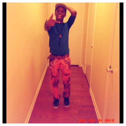 19 year old thuggin i put Bumz on caus dey DISGUST ME! so b4 following me step ya shit up! ;)   #TeamFLYishDezigns #iPhone4#TeamFlyGuy #TeamSwagg