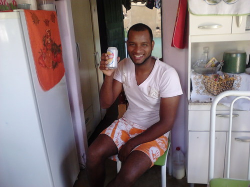 Amo amizade e familia, viver é lutar contra o tempo sem ter certeza alguma se vc consegue ou nao, mas nao podemos desistir sem tentar!