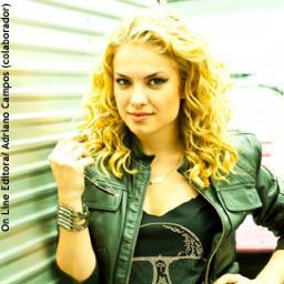 Você não pode ser oque os outros querem que você seja, você tenque ser você mesma do seu jeito.
Lua Blanco