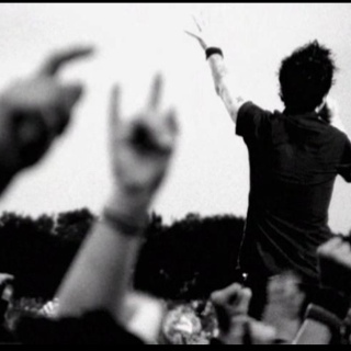 Un compte sur ... Le ROCK. Dernieres info, critiques, playlists ... Rock on ;D Run by @CityOfTheDead_ @ClemOfSuburbia @21st_Gun