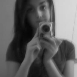 Criticas não me rebaixam,elogios não me levanta, sou o que sou,nao o que dizem,ame quem me ame, foda-se quem me odeia....