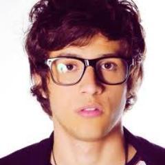 Eu vou subir nas nuvens pra desenhar o teu sorriso e no azul do céu vou ver os seus olhos brilhando em meio as estrelas ღTe amoღ @chayleao.dêsha ?!