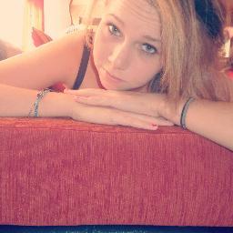 Tu connais mon nom, pas mon histoire. T'as entendu ce que j'ai fait, pas ce que j'ai vécu. Alors remballe tes paroles et fait de l'air. ♥ Mais follow moi avant.