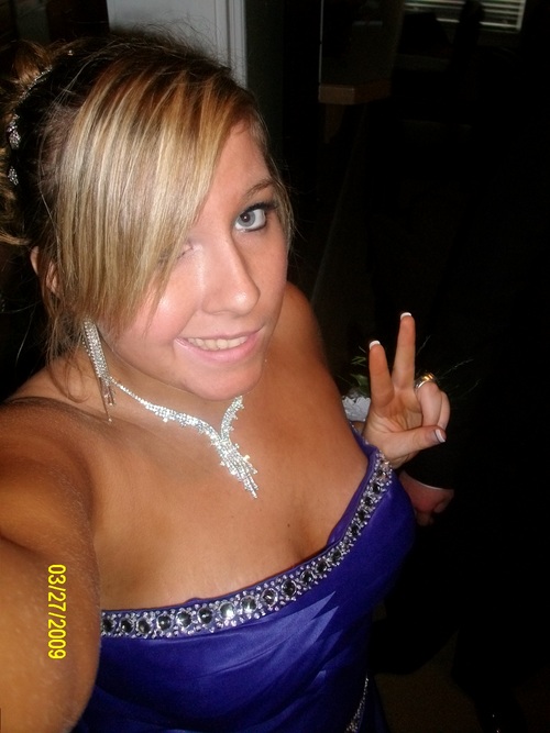 Im haley. i love my bf, his daughter, riding horses and singin/writin music.