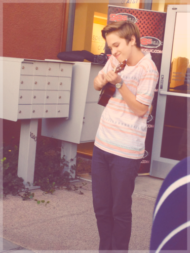 My life consists of in n out, playing the guitar, reading PLL, and pretending that I'm married to Ryan Beatty. Hollaaa.
