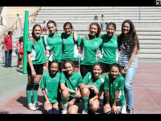 8 chicas voleibolistas. Les encanta el voley y sobre todo aprenderlo.